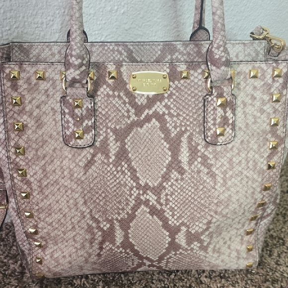 Michael Kors Pink Faux Snake Skin Leather Tote Bag W/ Gold Studs (NWOT)โจ๏ธ๐โจ๏ธ - Picture 2 of 10